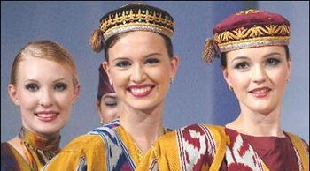 Các cô gái Uzbekistan khiến người ta không thể không cảm mến bởi đôi mắt sâu thẳm và nụ cười rạng rỡ.